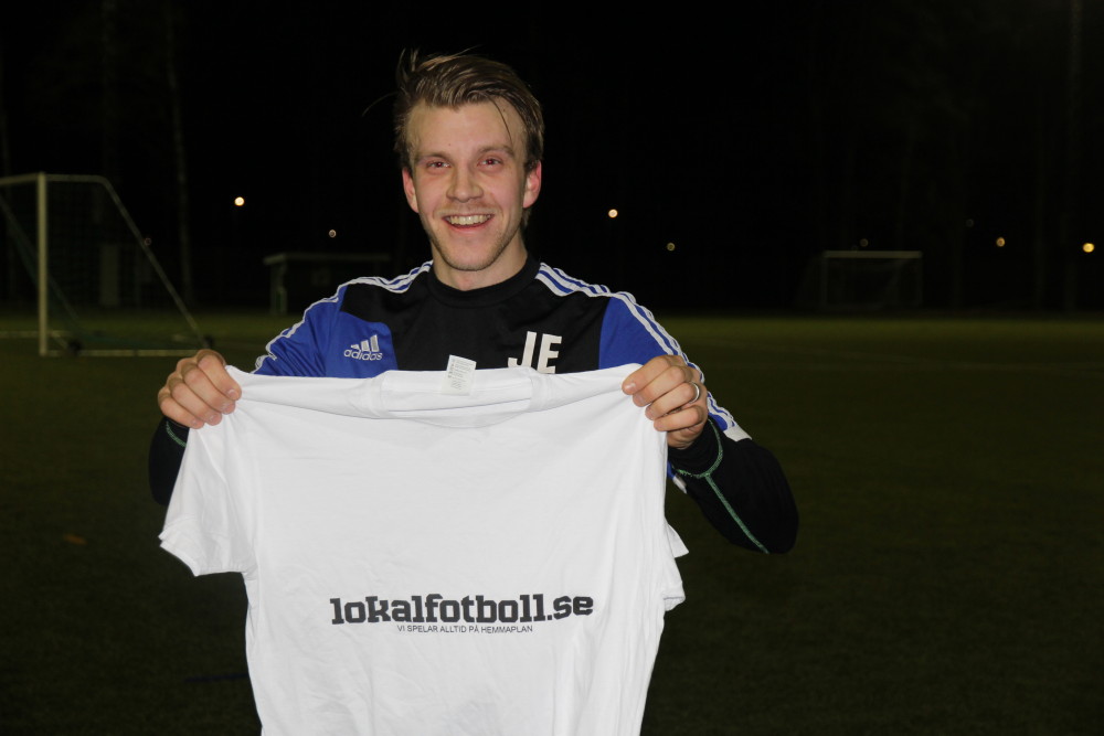 Johan Eriksson fick ta emot en t-shirt.
