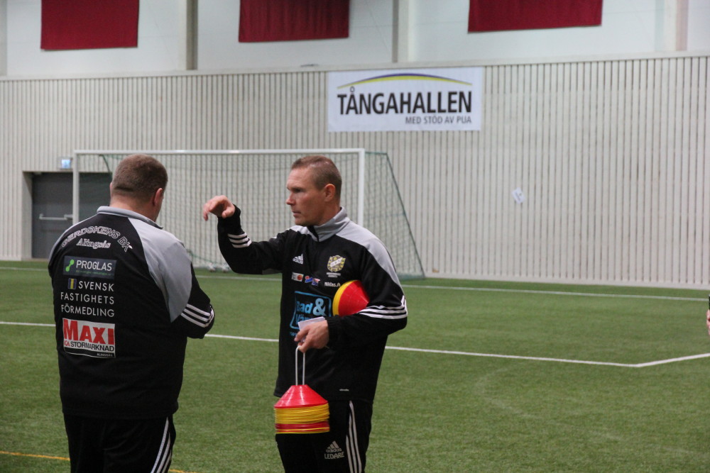 Niklas Andersson och Nicklas Sporre går igenom dagens träning.
